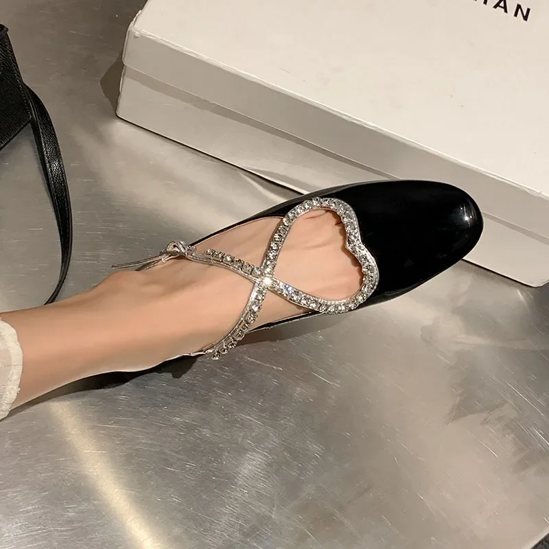 Туфли-лодочки с круглым носком и перекрестной пряжкой ремешком цветные