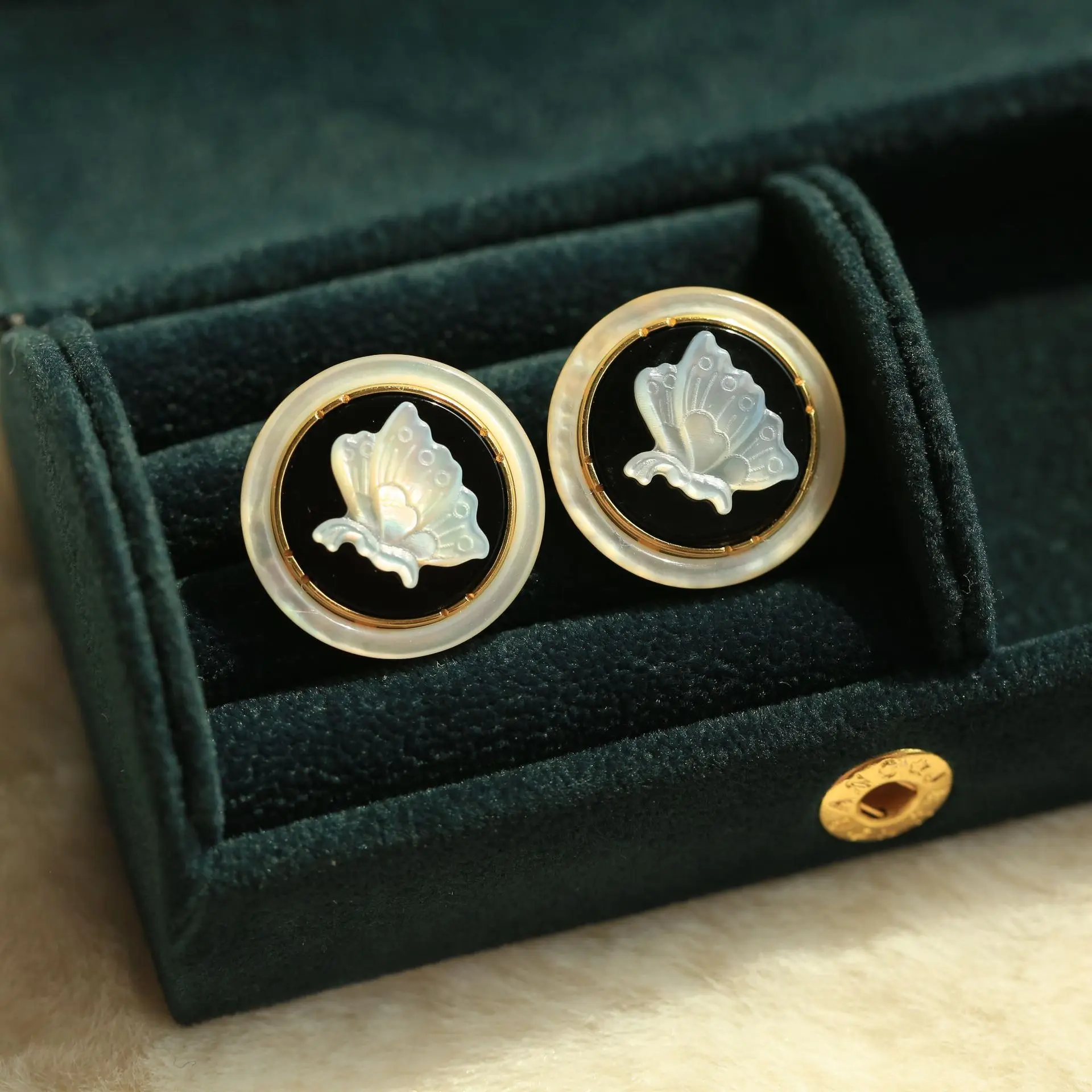 

S925 Silver Inlaid Beimu Series Cameo Beimu Butterfly Earrings