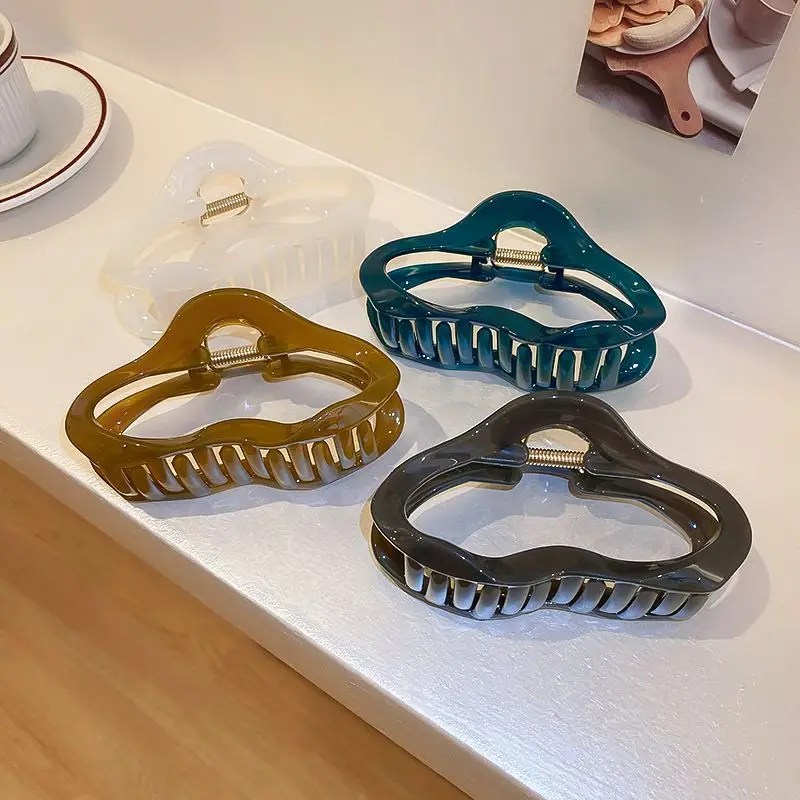 

Fashion Metal Triangle Hair Claw Clip New Popular Hair Catches Hair Clips Hair Accessories For Women Geometric Hairpins Headwear