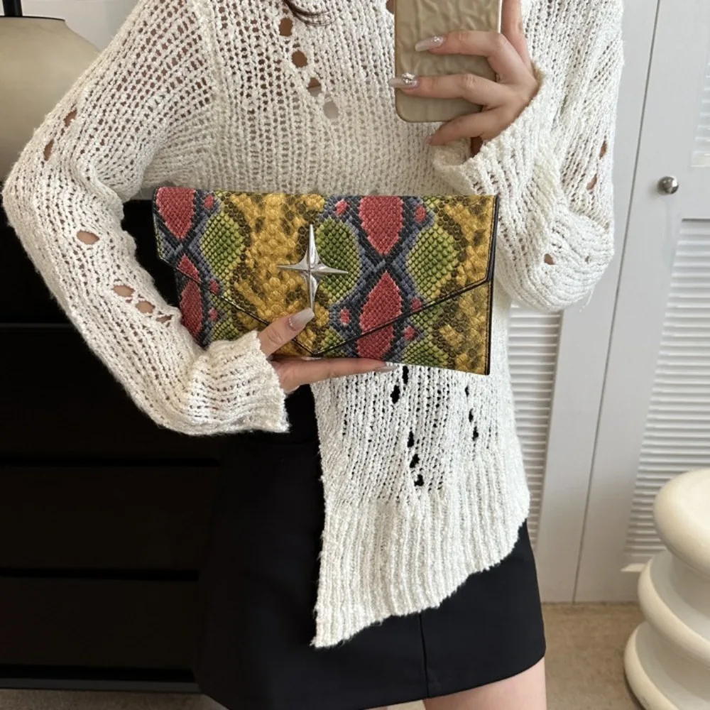 Цветная контрастная сумка-конверт со змеиным узором разноцветная женская