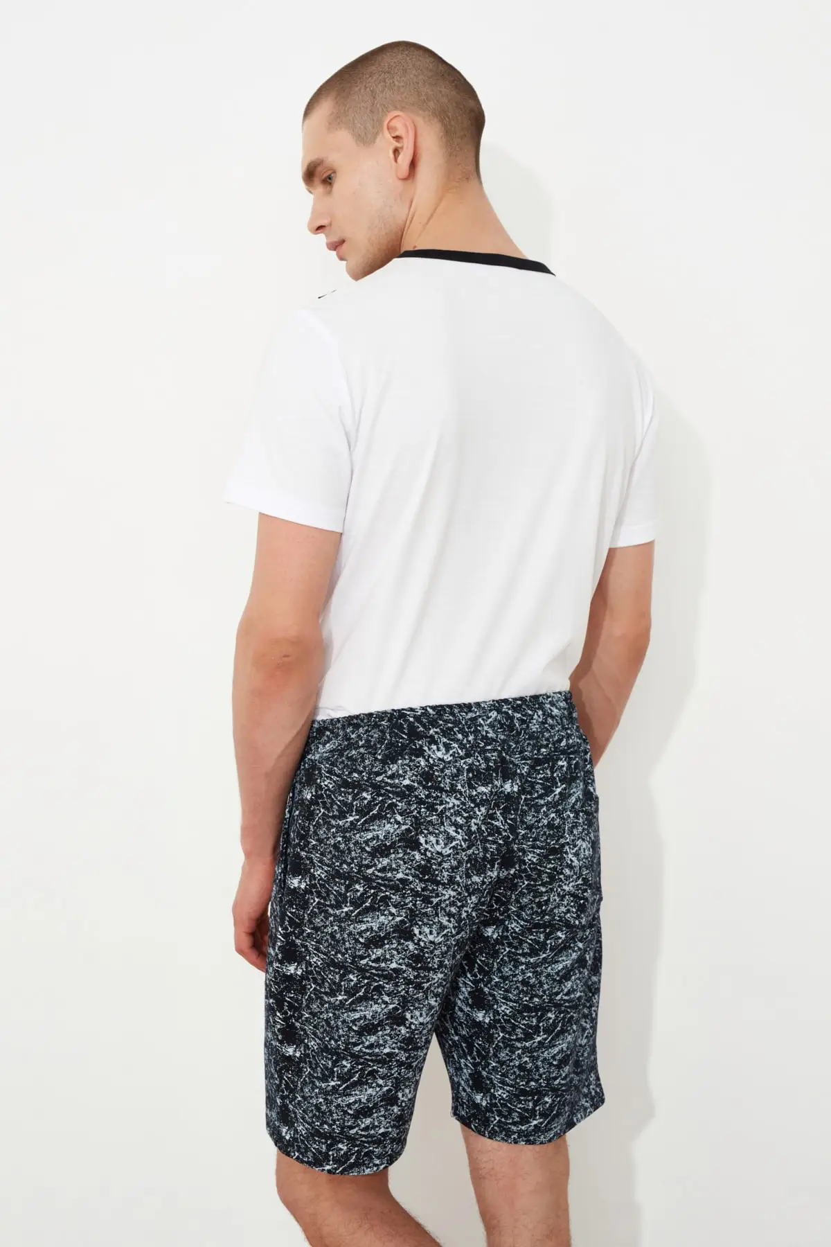 

Trendyol Men 'S Regular Fit Printed Shorts & Bermuda TMNSS21SR0316