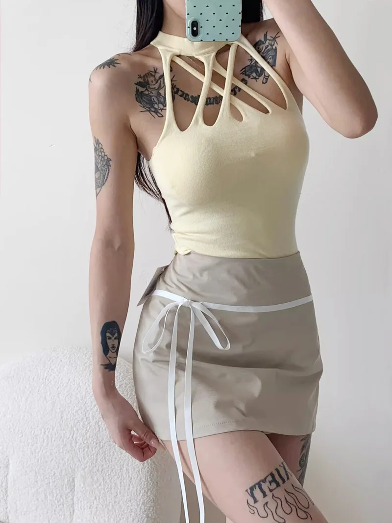 Женский трикотажный топ с вырезами и асимметричным подолом