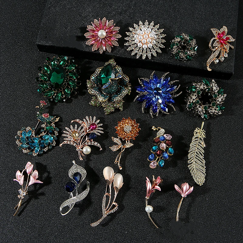 

Vintage Exquisite Flower Rhinestone Luxury Brooches Pins For Women Classic Boutique Shiny Crystal Badges Corsage For Party