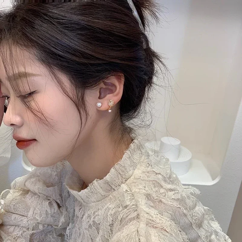 Серьги-гвоздики золотого цвета с цветком тюльпана и опалом