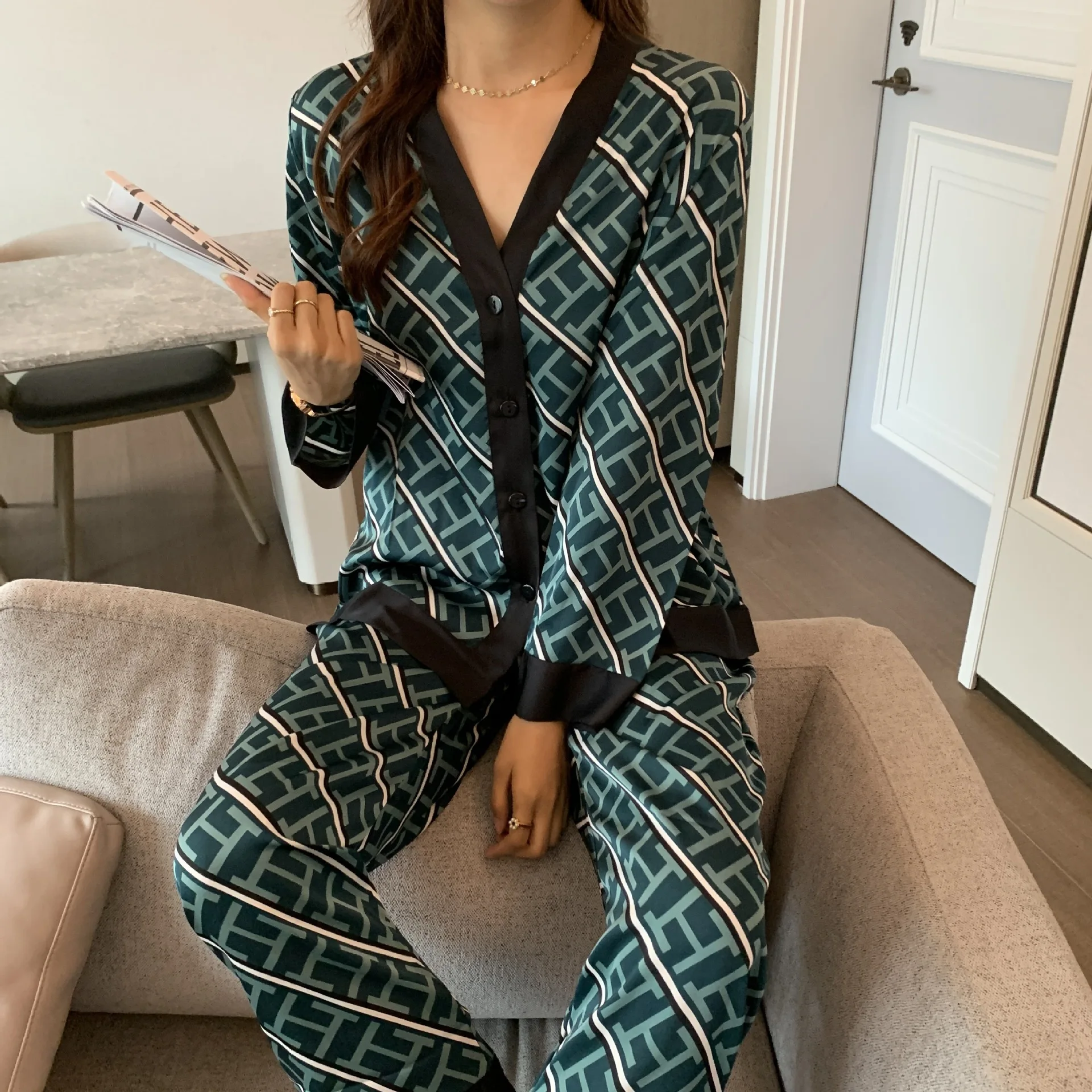 New Spring and Autumn V-neck Collar Pajama Set, Ice Silk Long-sleeved Two-piece Set, Women's Casual  Loungewear