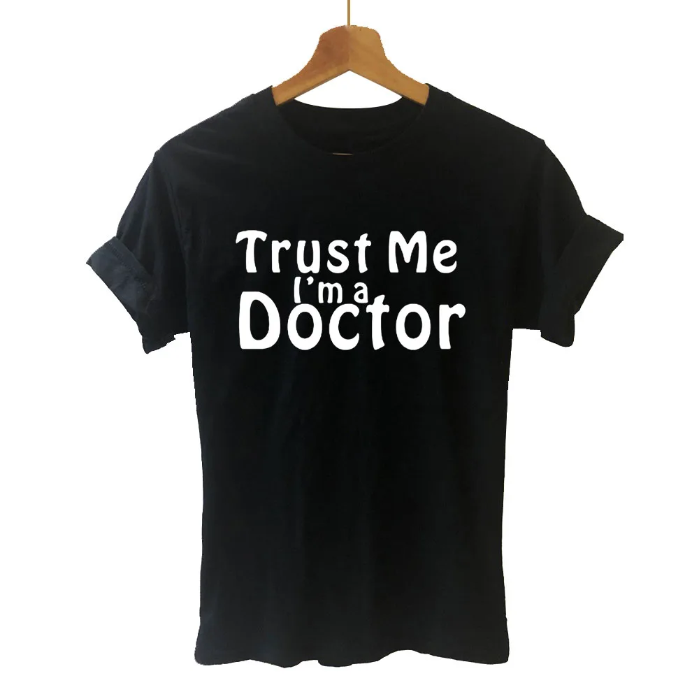 

Футболка женская летняя с надписью «Trust Me I'm A Doctor»