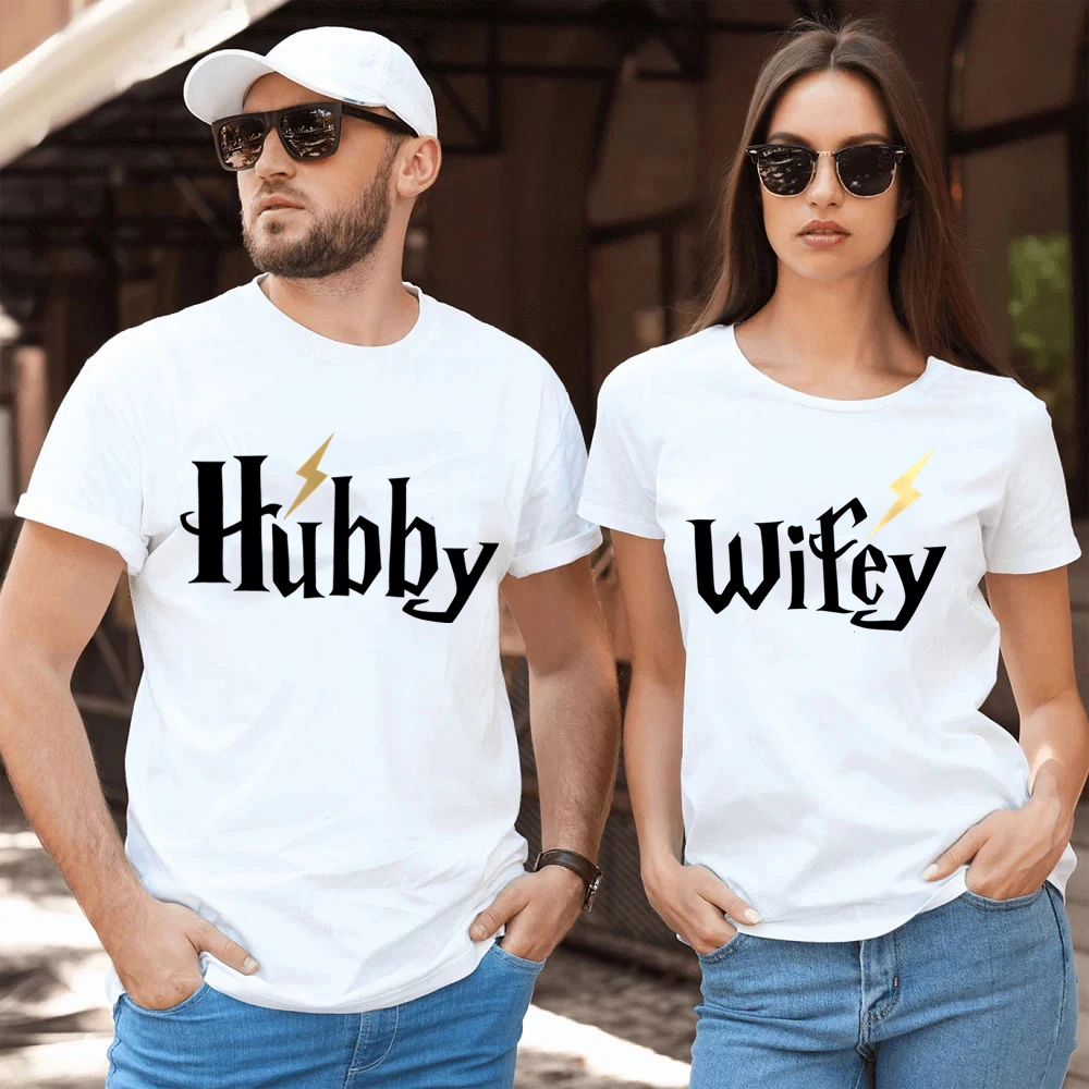 

Женская футболка с молнией и надписью «Hubby and Wifey», лето 2023, парные костюмы, смешные футболки для медового месяца, парные футболки, подходящие футболки для влюбленных