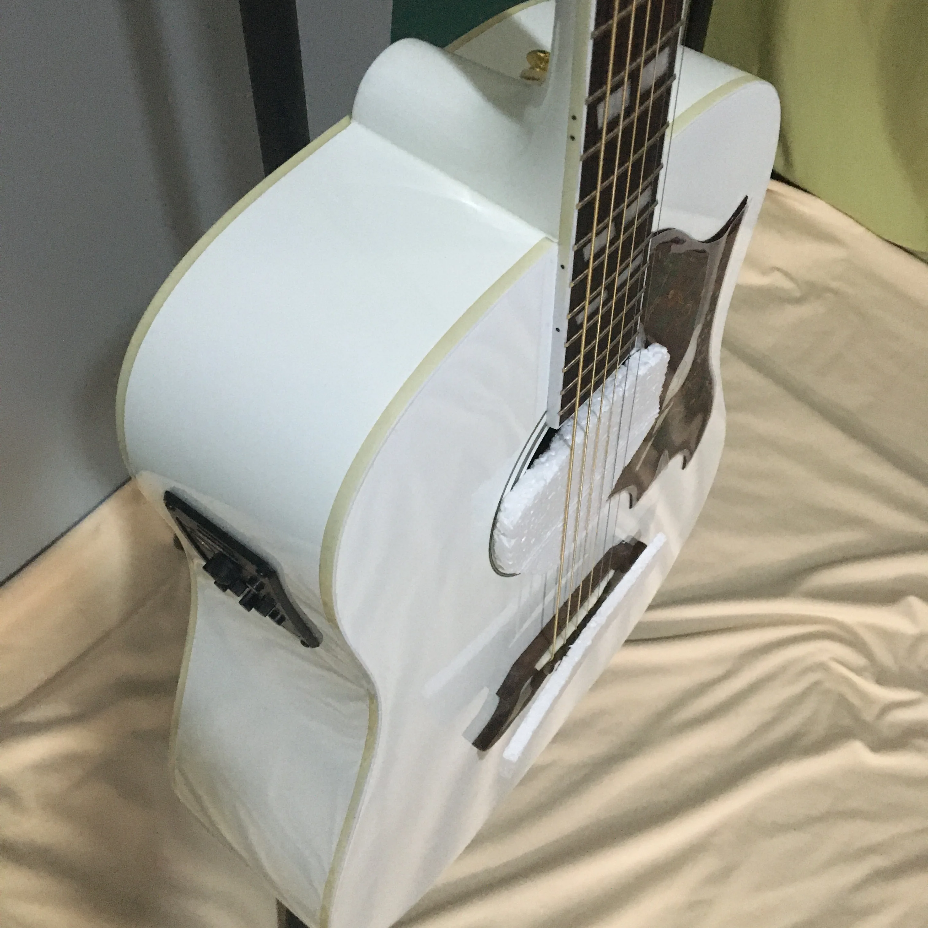 Белая акустическая электрическая гитара в виде голубей топ из твердой ели с 301 EQ