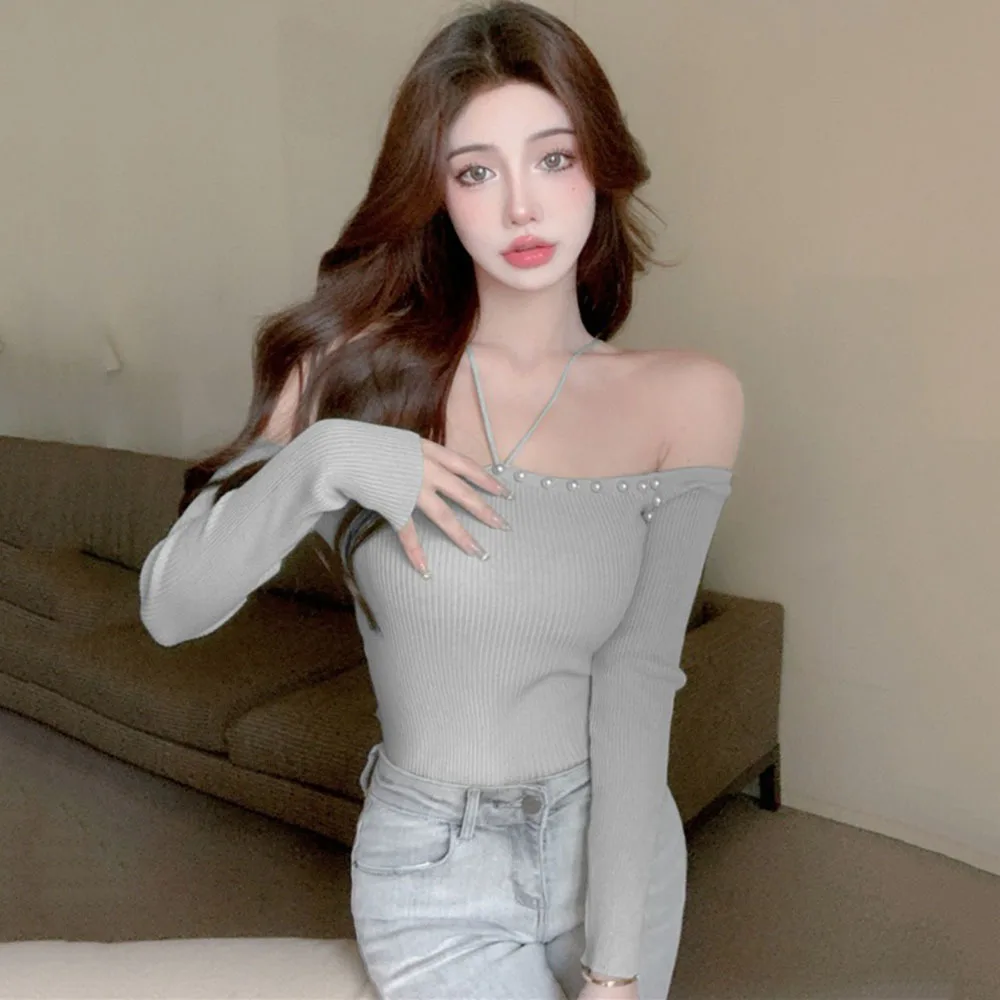 Женский трикотажный кроп-топ с открытыми плечами белый или черный свитер длинным