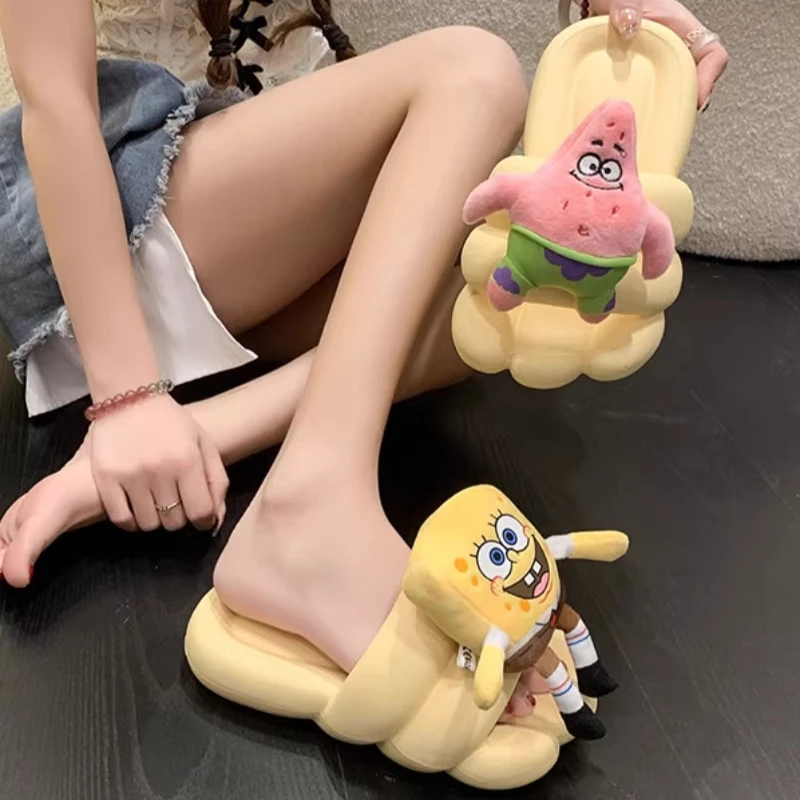 Фото Новые женские милые шлепанцы SpongeBob и Патрик Стар 2026 года, летние, с мягкой подошвой, вирусные уличные тапочки-слипоны с аниме-мультяшным дизайном №5