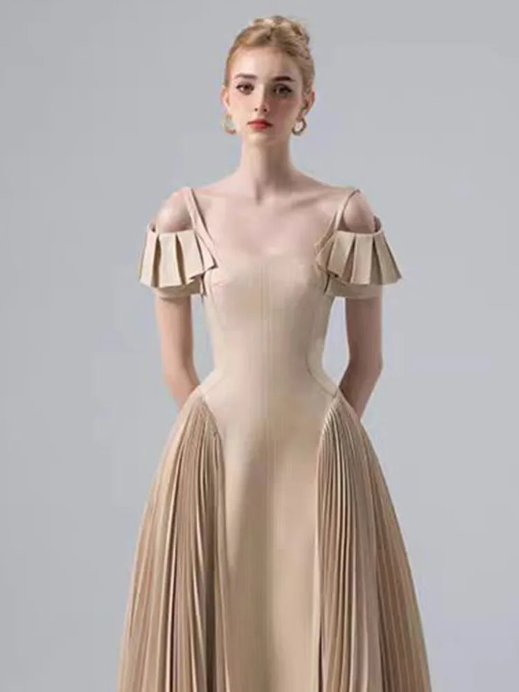 Женское плиссированное платье с вырезом-лодочкой и открытой спиной