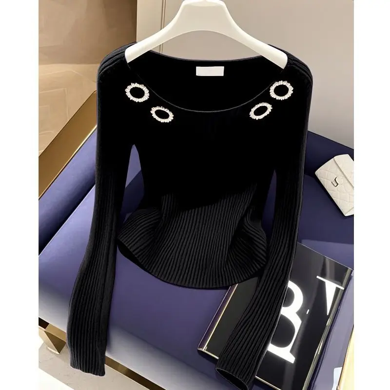 Ношение небольшого ароматного вязаного топа для ранней осени с женским