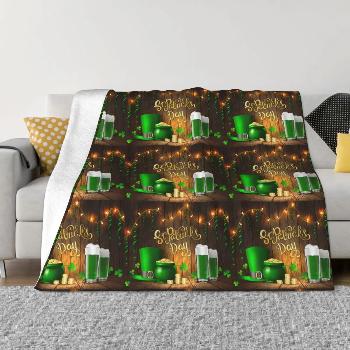 Зеленые листья три с пивом на деревянном одеяле Фланелевое весенне-осеннее