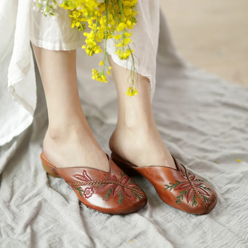 Embroidered Baotou slippers women's 2022 spring and summer new outdoor wear soft retro square heels half slippers