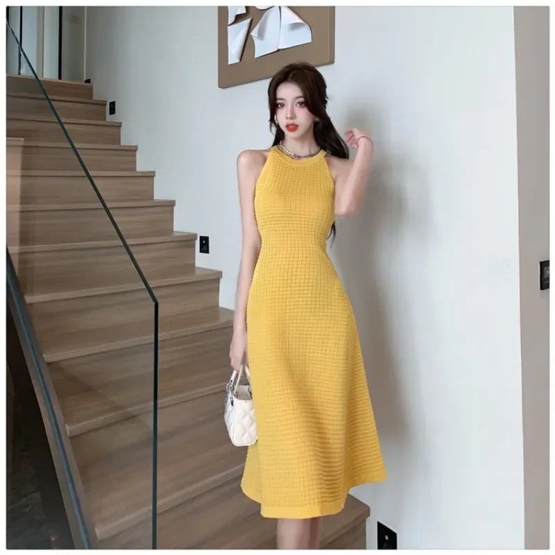 Женское трикотажное платье без рукавов желтое элегантное облегающее