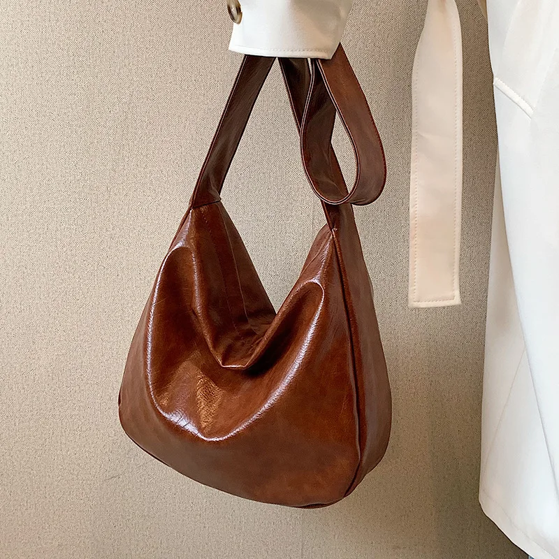 

2022 New Women 'S Large Capacity Shoulder Bag Fashionable Simple Internet Celebrity Messenger Bag Retro Bucket Bag Commuter Tote