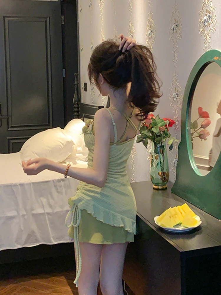 Женский летний костюм-двойка на тонких бретелях в стиле мори