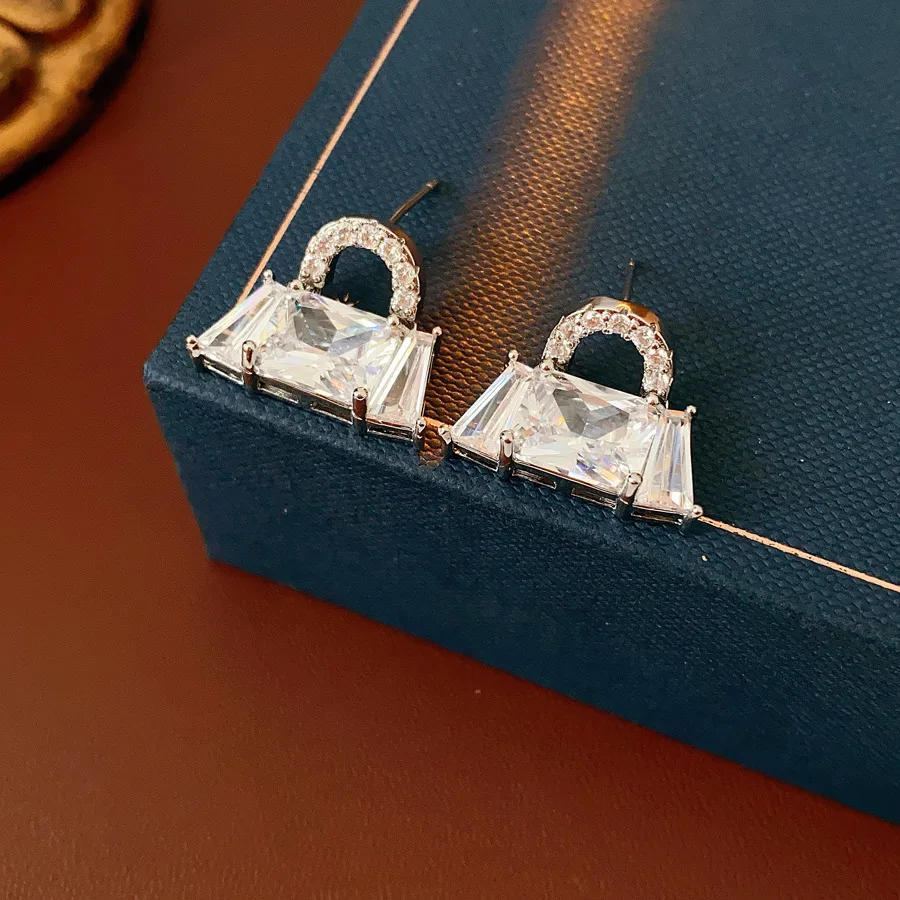Фото Корейская версия, модная простая серебряная сумка с цирконом и иглой, индивидуальные легкие роскошные серьги высокого класса в стиле ретро для женщин №2