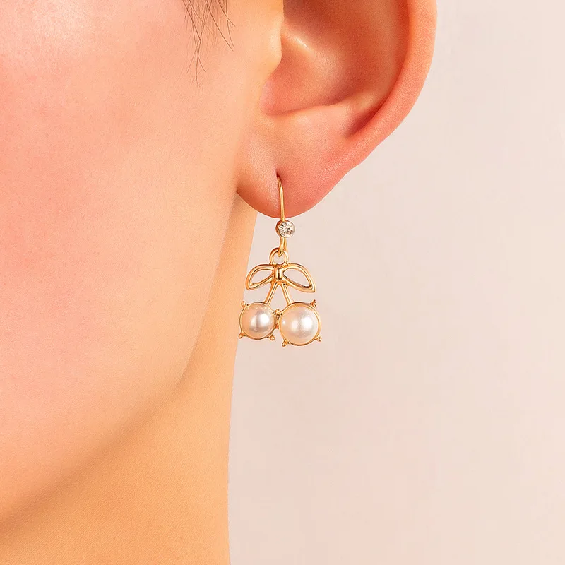 

New 2022 Pearl Inlaid Cherry Earhook Geometric Cut-out Diamond Earrings