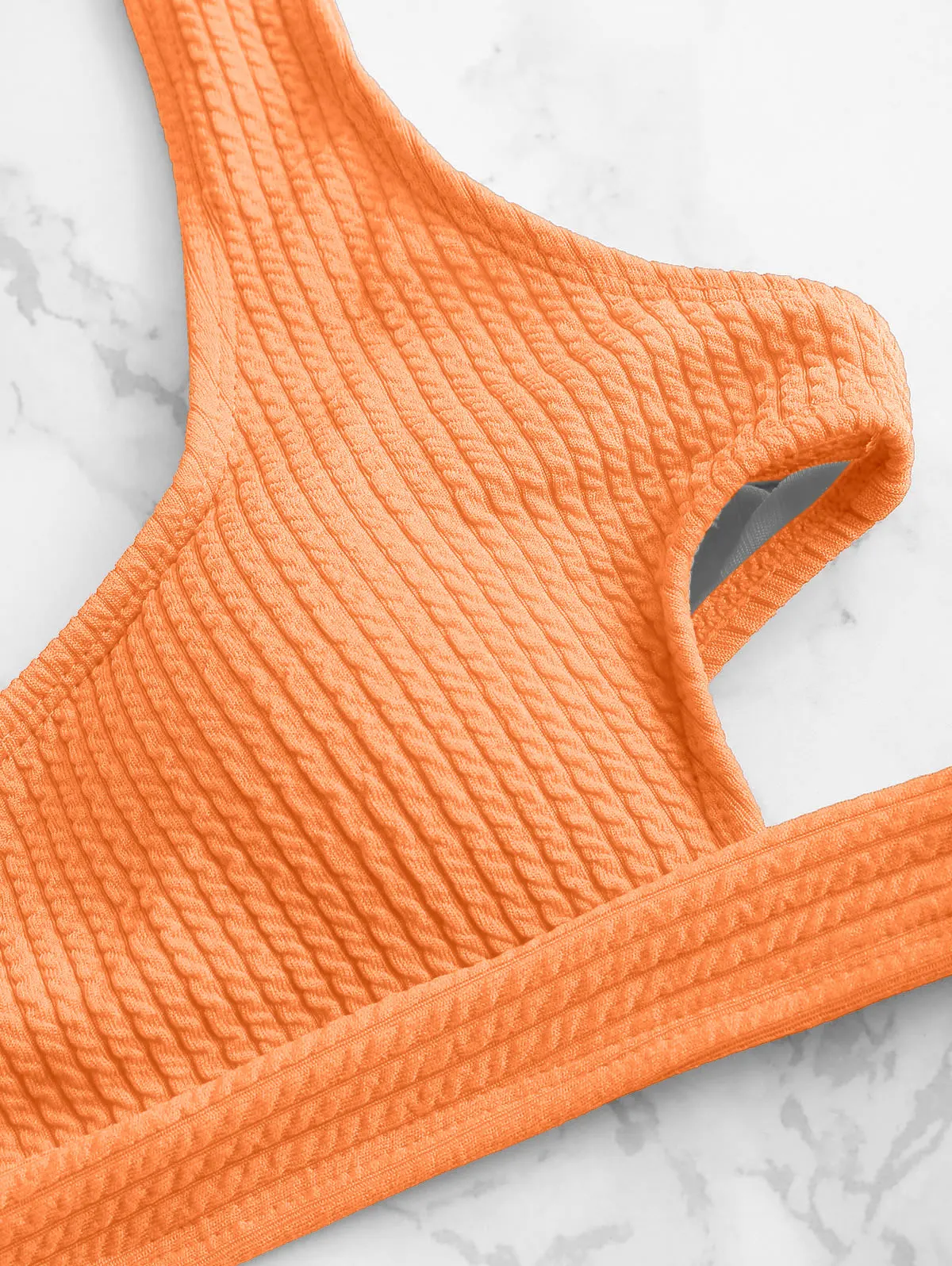 Сплошной купальник-бикини с высоким вырезом |