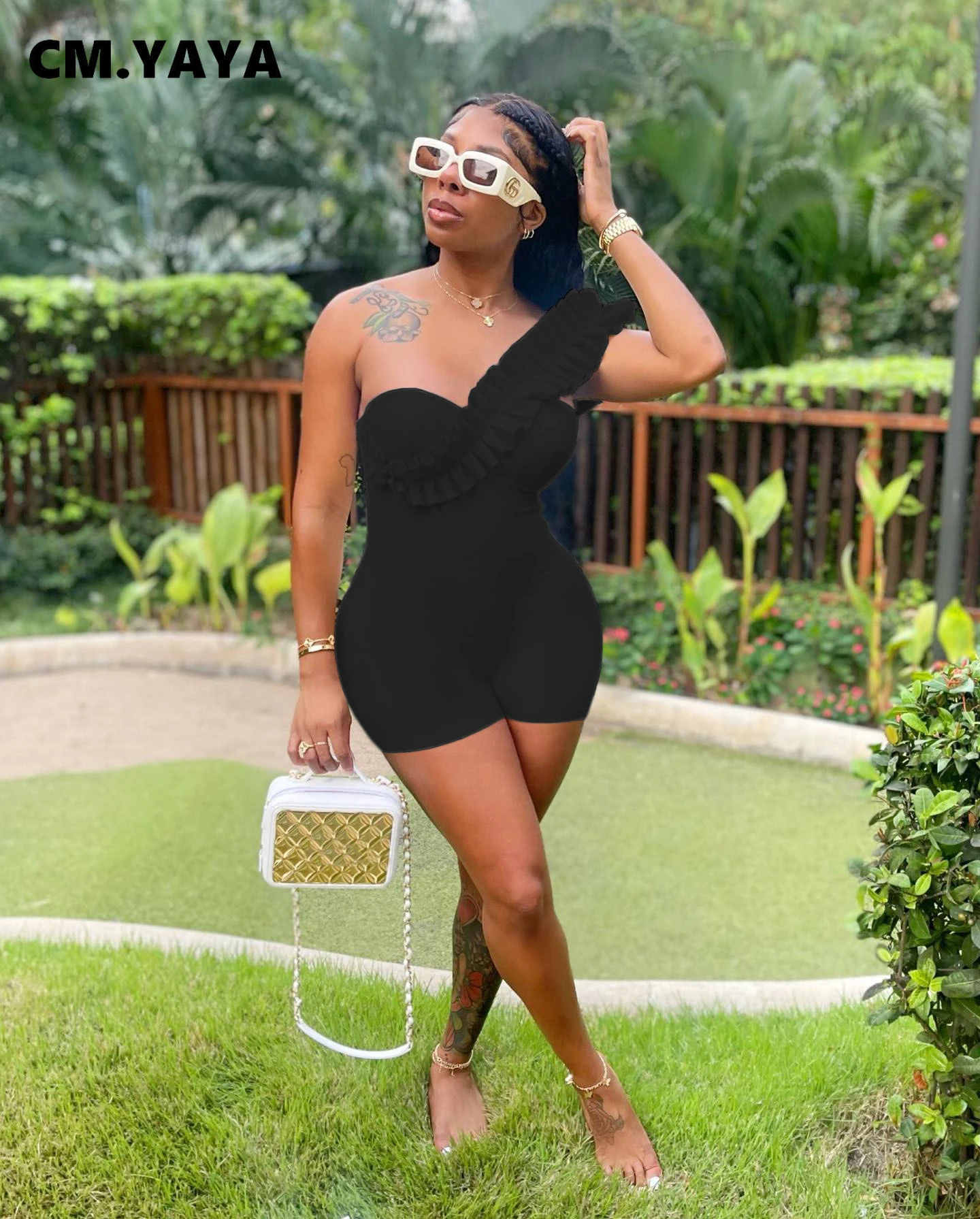 Женский комбинезон с оборками CM.YAYA белый облегающий эластичный одним открытым