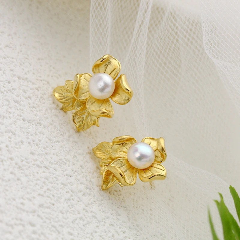 Серьги из серебра 925 пробы с натуральным пресноводным жемчугом и лепестками