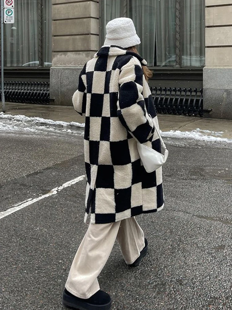 Плюшевое черное клетчатое длинное пальто женское винтажное однобортное с