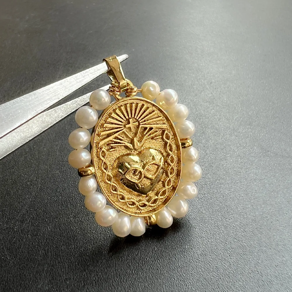 

(5pcs/lot) Copper Sacred Heart Pendant Freshwater Pearl Sacred Heart Medal With Pearls Charms for DIY Necklace Jewelry