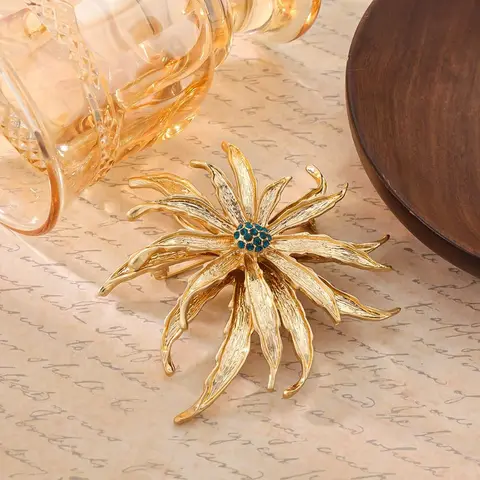 Золотая брошь с хризантемой из цинкового сплава