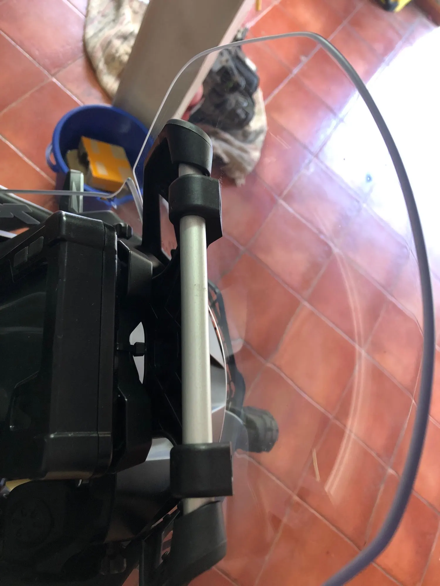 Антивибрационный кронштейн стабилизатор приборной панели антивибрационный