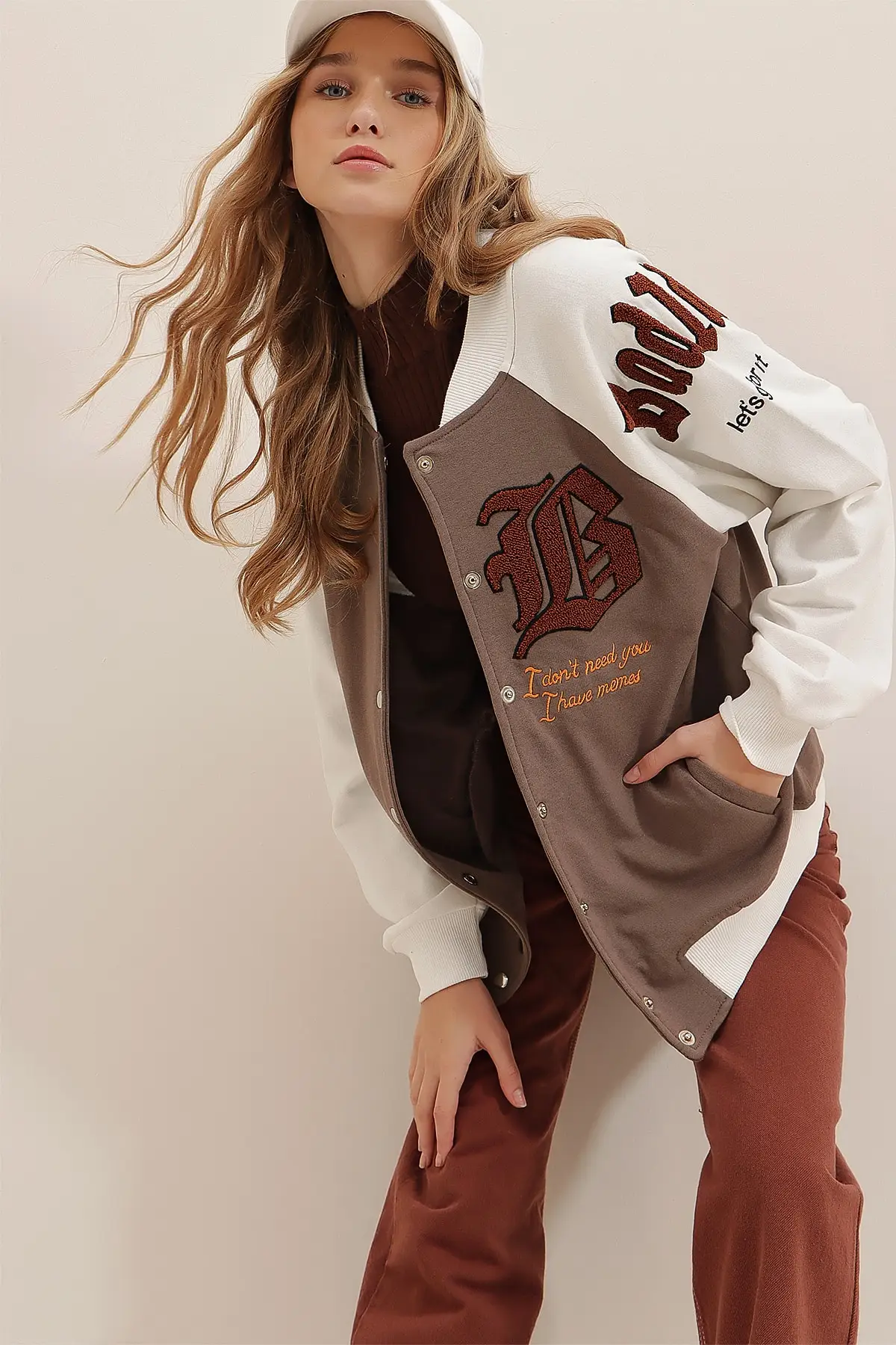 

Женская кофейная куртка из флока с принтом надписями nakışk, рождественский подарок