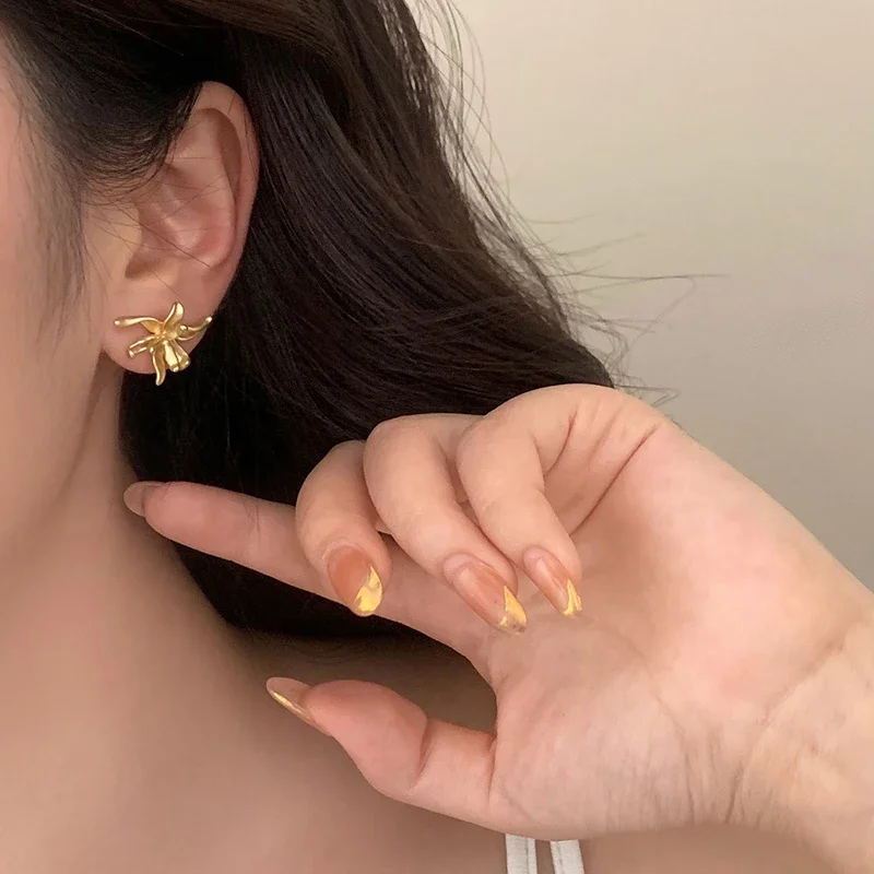 Женские винтажные серьги-гвоздики из серебра 925 пробы с матовым цветком