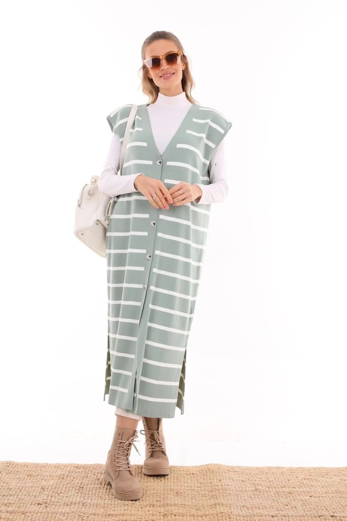 

Женская Длинная трикотажная куртка на пуговицах в зеленую полоску