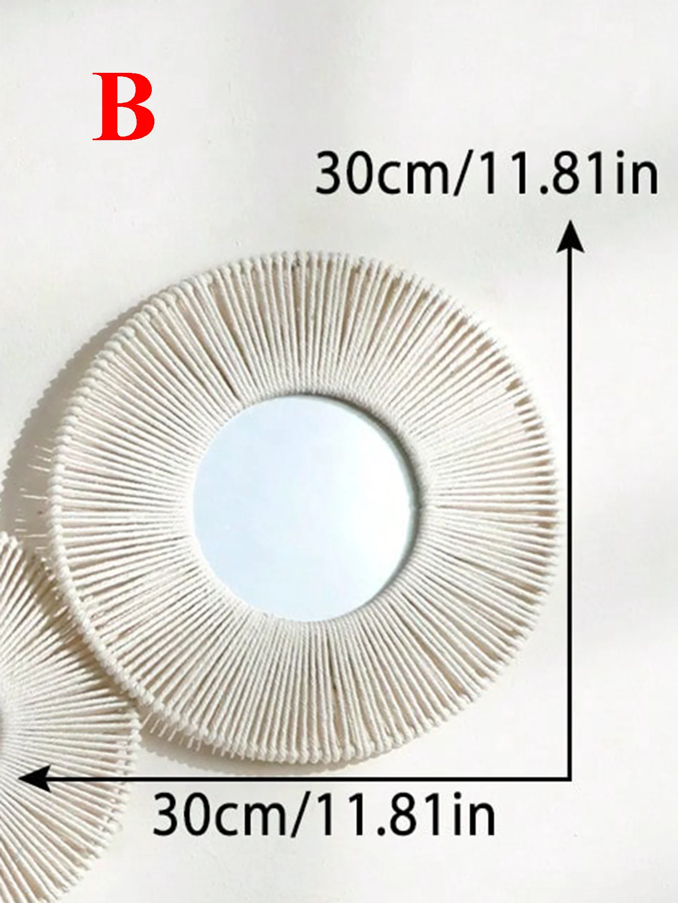 

Круглое настенное зеркало из пластика