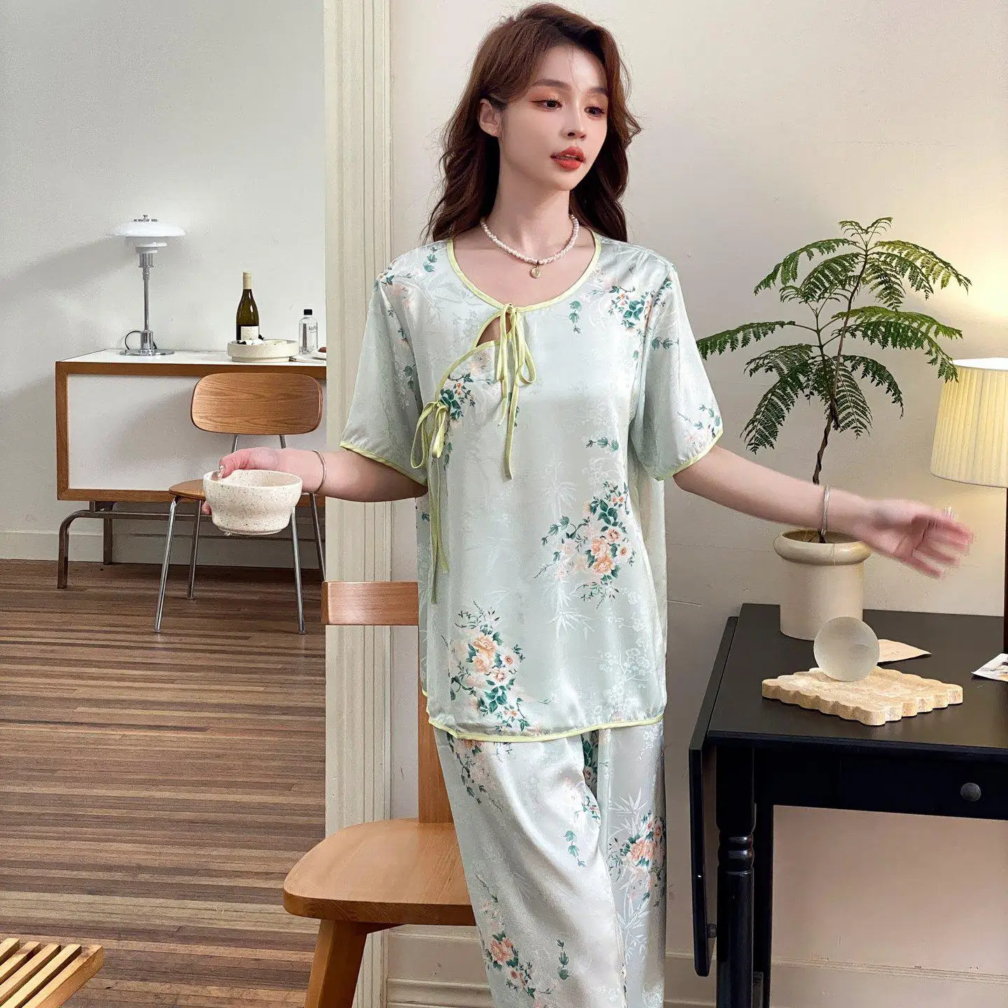 Костюм Пижамный женский атласный с принтом на весну-осень