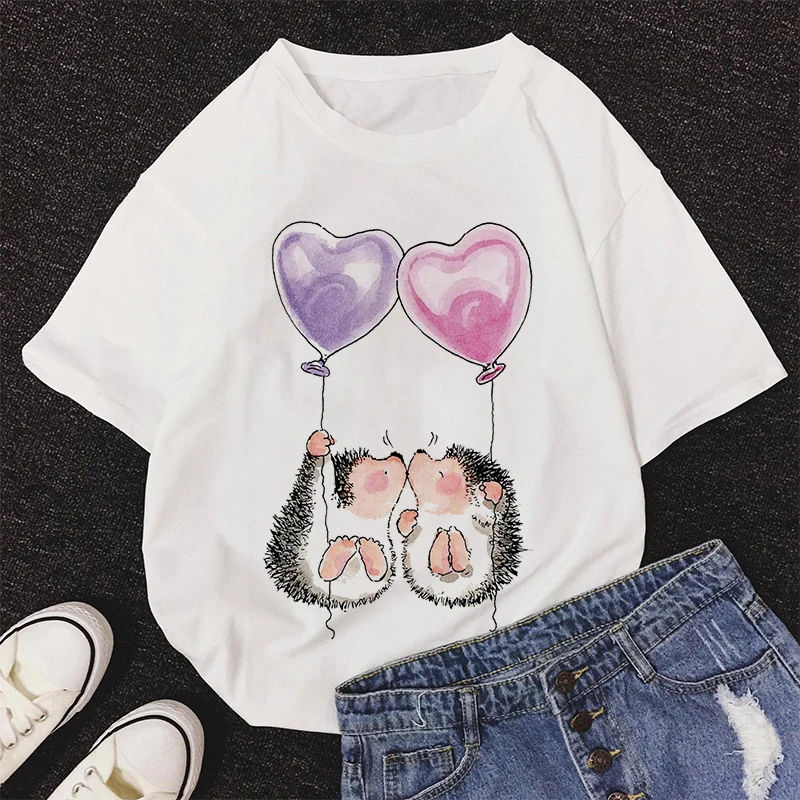 

Little Hedgehog Kiss Kawaii Graphic Print T-shirt Women 2020 New Summer Fashion Tshirt Tee Harajuku Aesthetic Top Female T Shirt