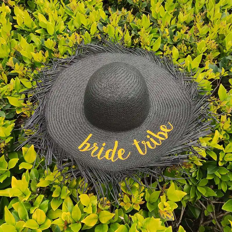 Женская соломенная шляпа с вышивкой и надписью |