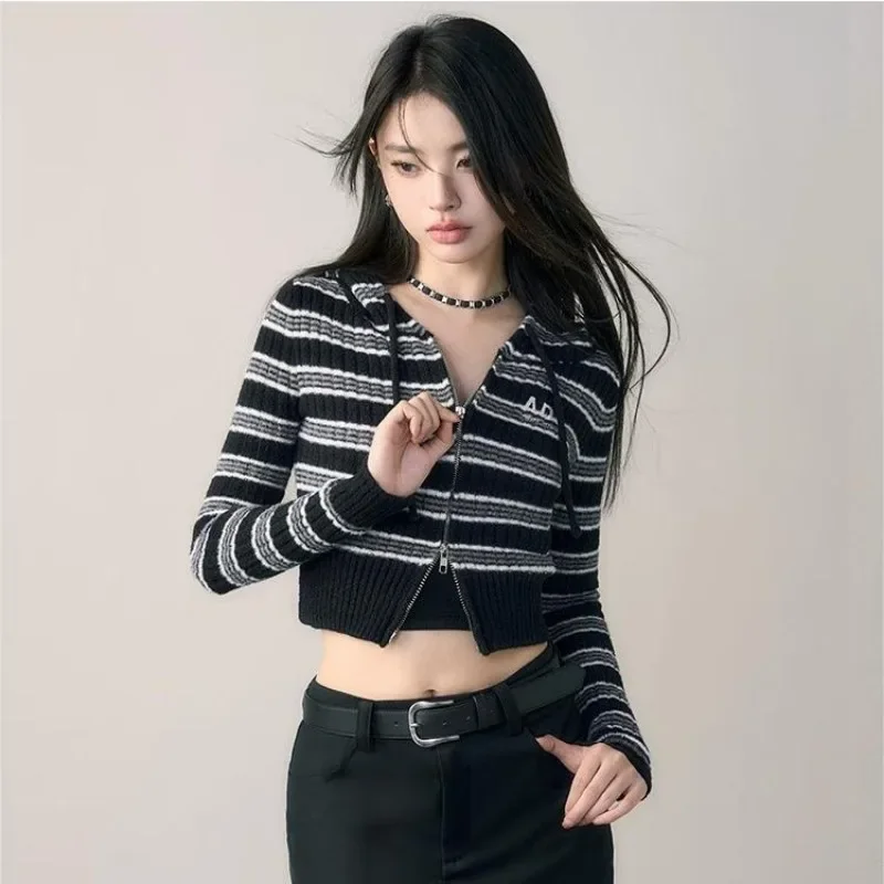 Женский трикотажный свитер с капюшоном в полоску