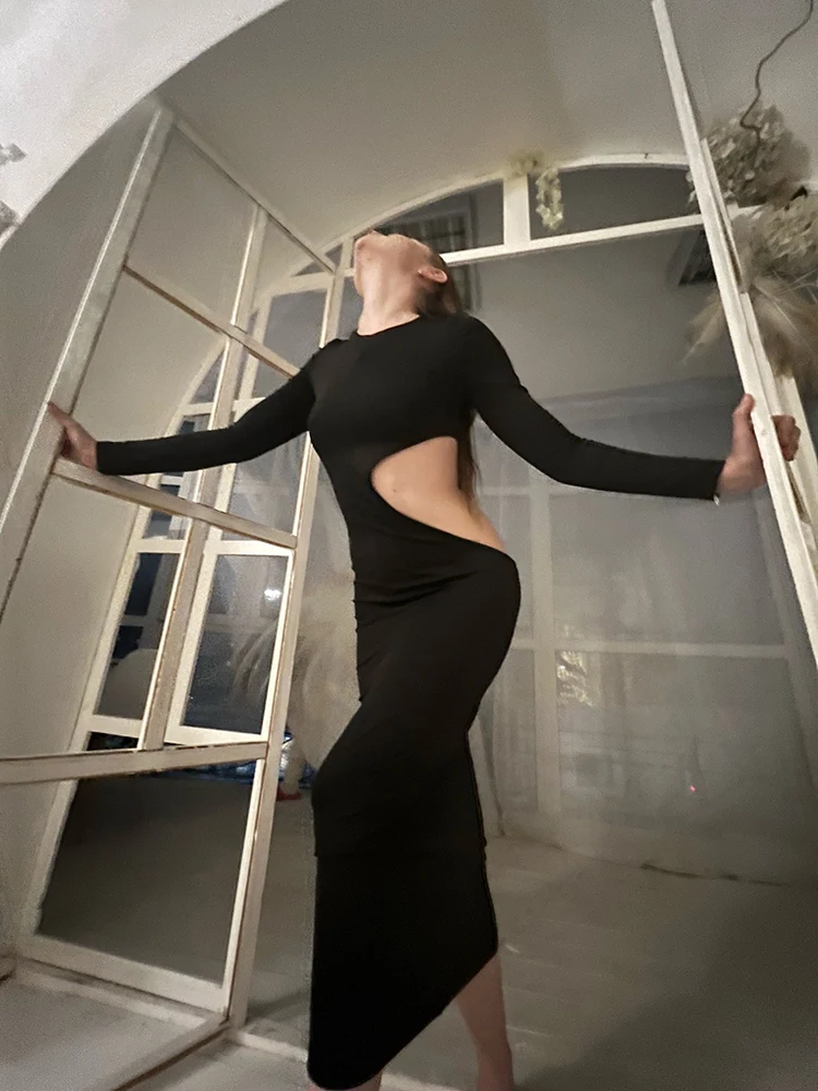 Женское длинное платье с вырезом и круглым