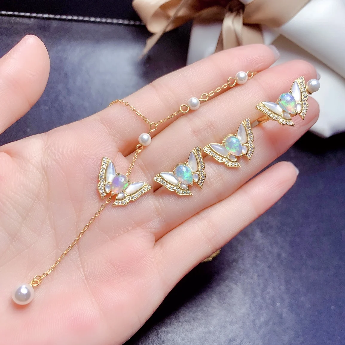 Набор женских ювелирных изделий из серебра 925 пробы с натуральным опалом