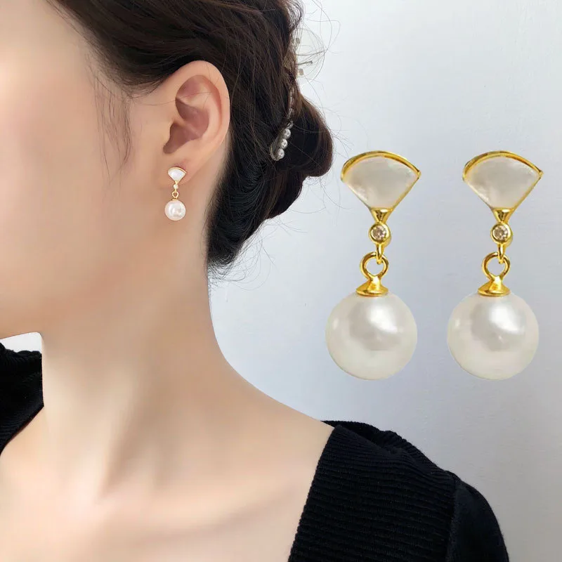 

2023 New Earrings Fashion Women's European and American Style Mid Length Temperament Retro Short Earrings Pearl Earrings