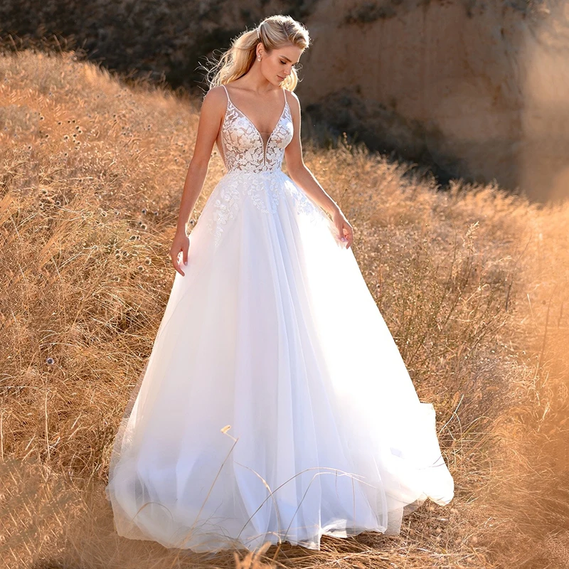 Белое свадебное платье А-силуэта на тонких бретельках в стиле бохо