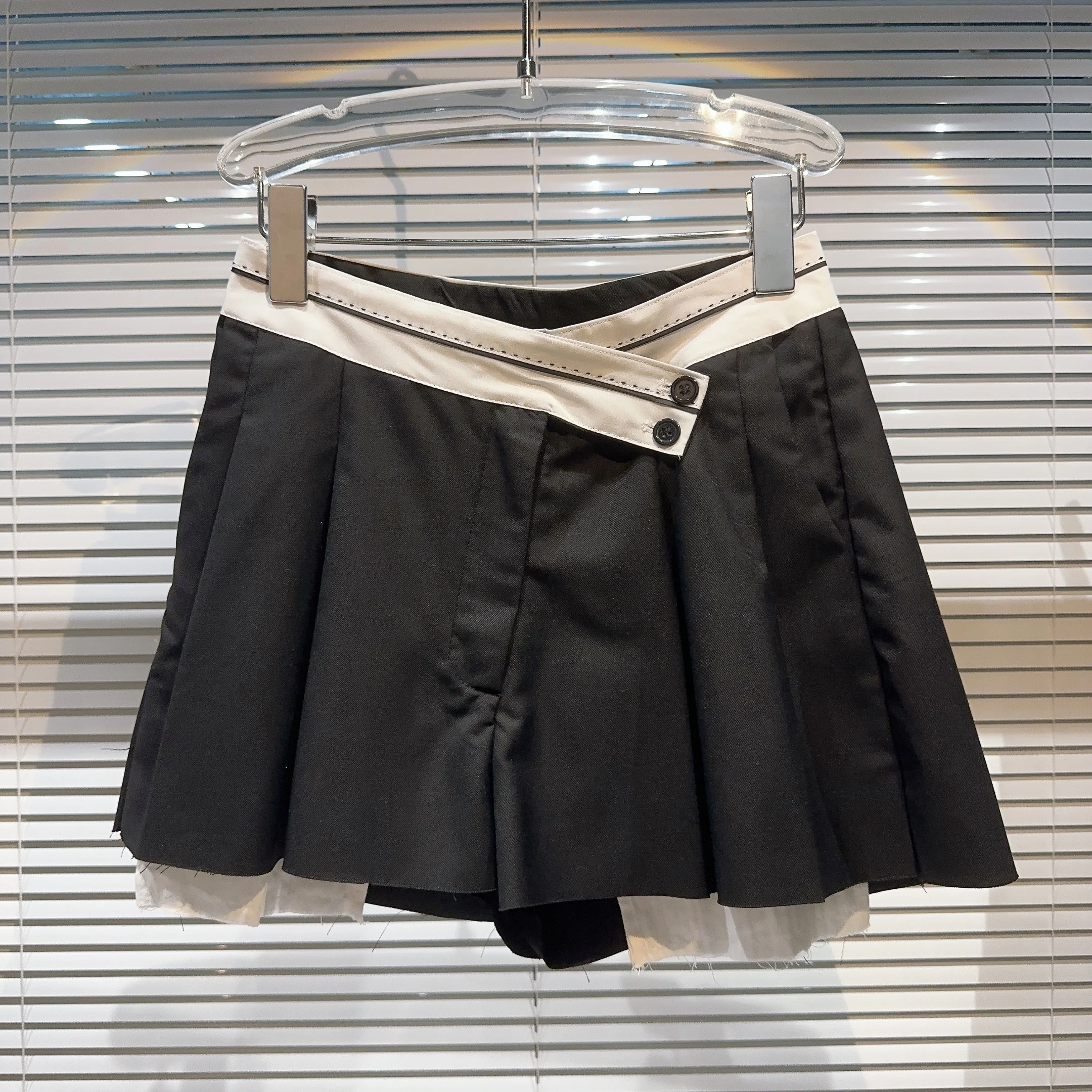 2023 Summer New Black White Contrast Color Irregular Pocket Shorts Culottes Women Fashion All-Match Pleated Skirt Casual Shorts