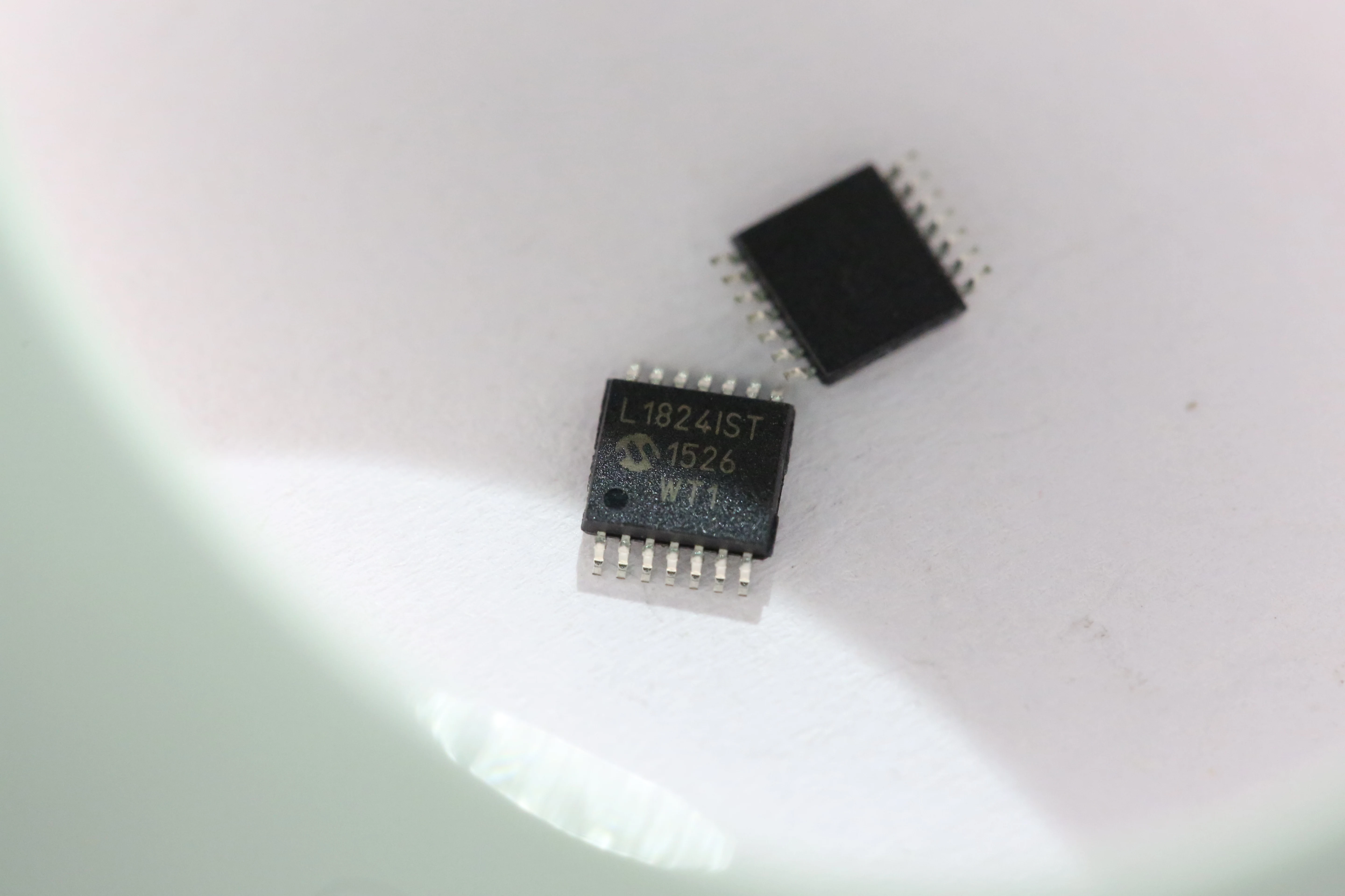 

100 шт. L1824IST 1526 WT1
