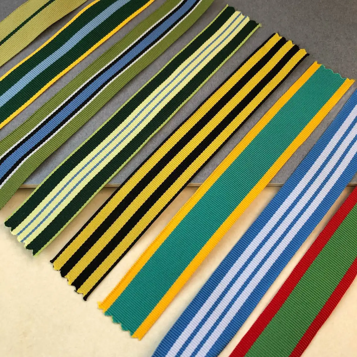 Брошь с изображением герба Санкт-Петербурга в ассортименте