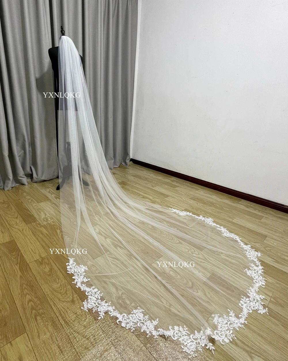 Фата свадебная длиной 3 метра с кружевной каймой и гребнем |