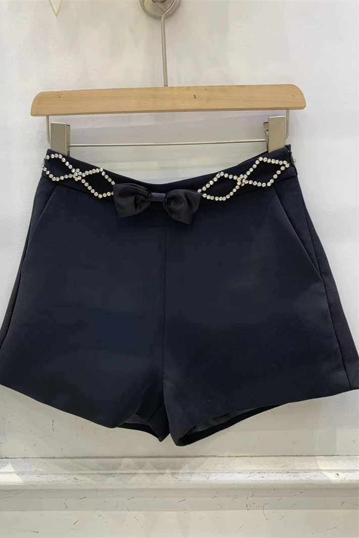 2023 Summer New Retro Chic Design Beaded Bowknot Decorative Black Shorts Women Fashion All-Matching Casual Wide-Leg Shorts Femme