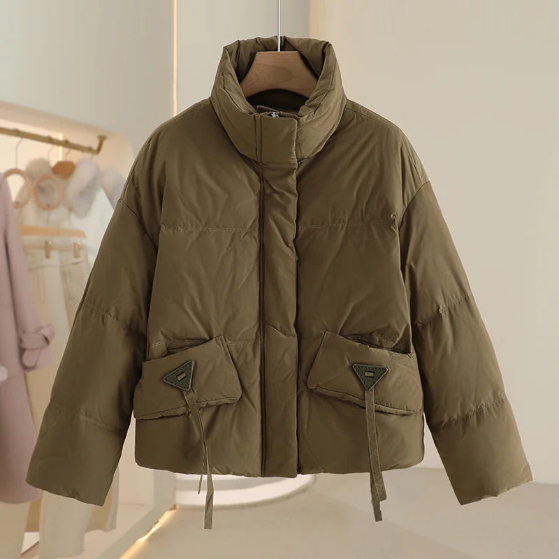 [Текст] Модный пуховик с коротким воротником-стойкой для отдыха и длинными