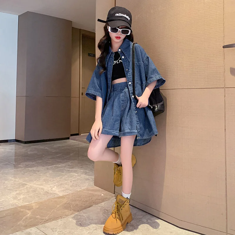 

Летний джинсовый комплект для девочек, новинка 2023, модная джинсовая рубашка с коротким рукавом + шорты, детская одежда из двух предметов, жен...