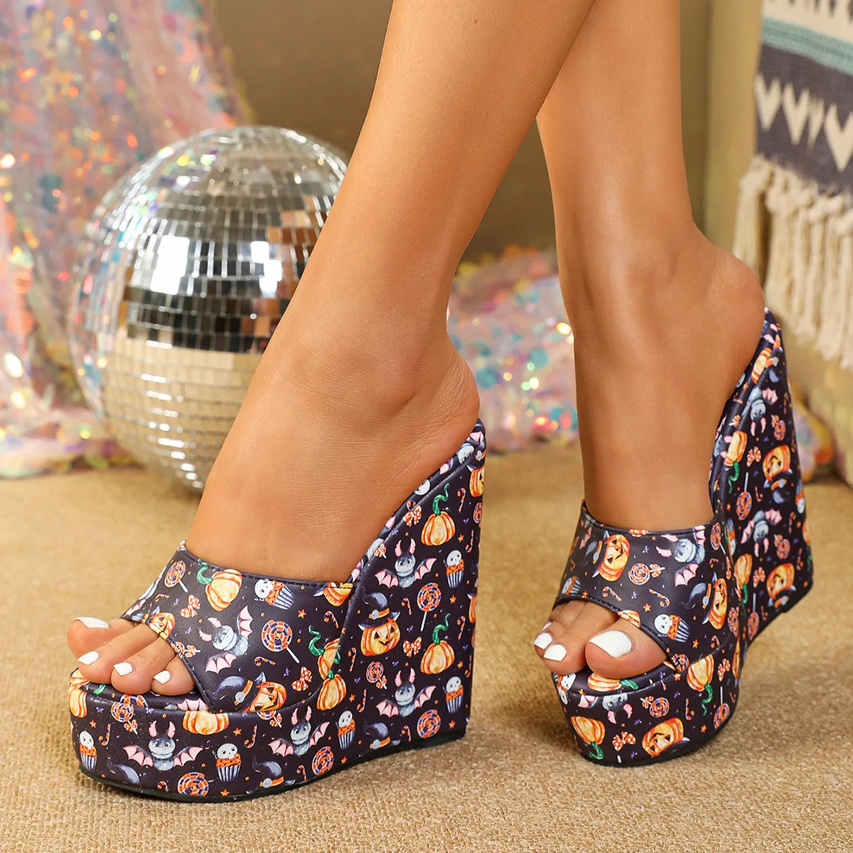 Туфли на платформе с рисунком ботинки открытым носком танкетка граффити хуари